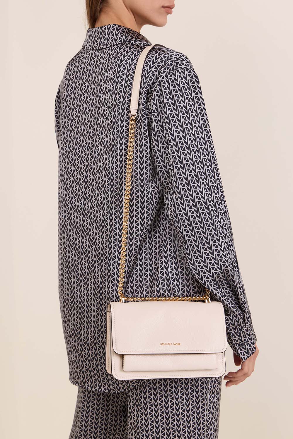 תמונת כל הלוק של תיק קרוסבודי קלייר לארג'